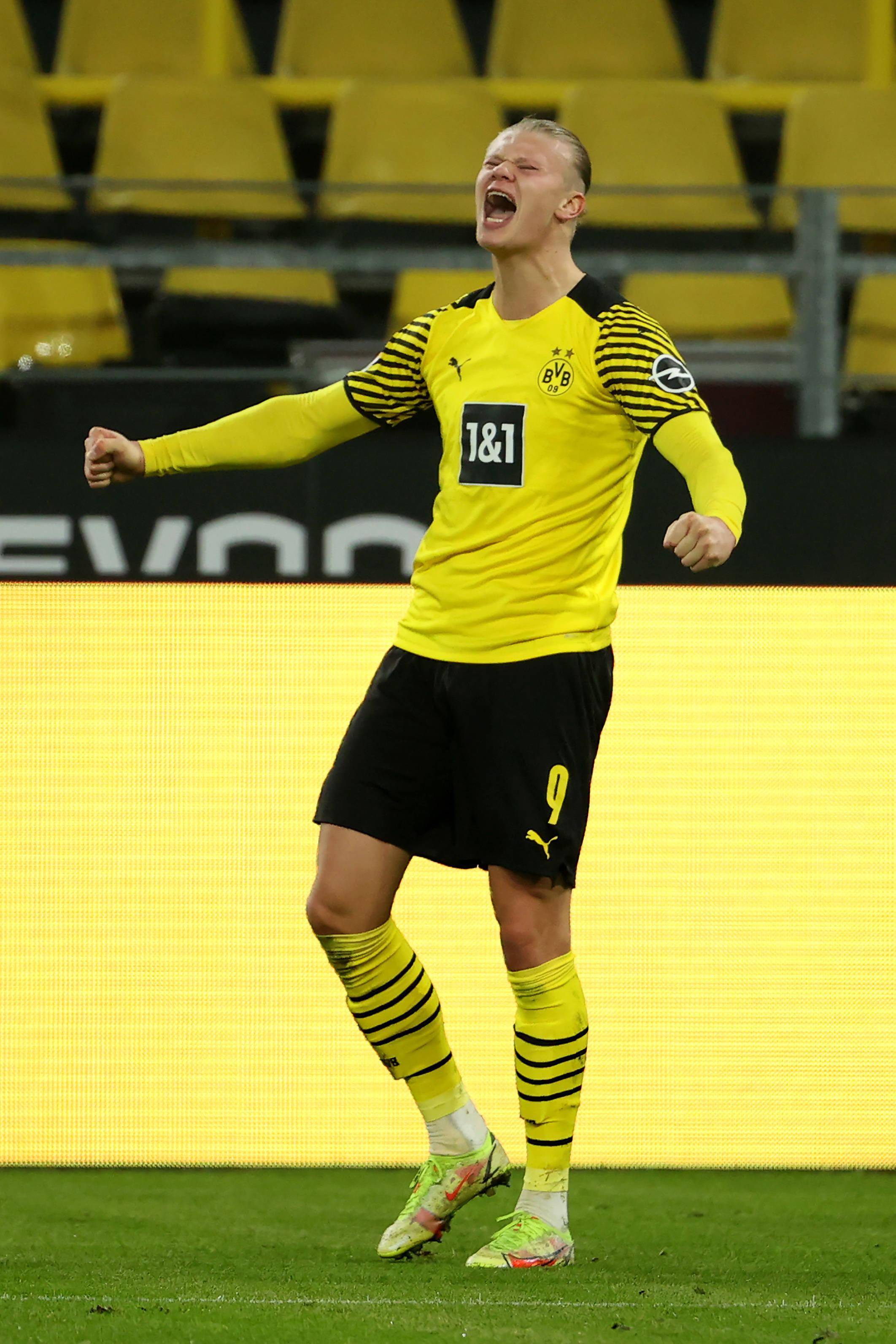 多特蒙德主场大捷，球员赛后激动庆祝胜利，日本她的类型.九游平台